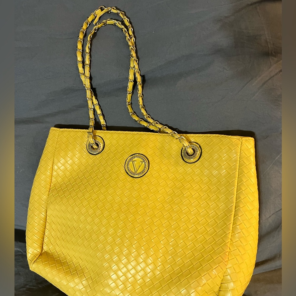 Vera New York Woven Tote 👜